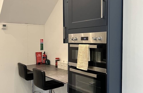 Westcliff-on-Sea Apartment | Mid-size bedroom with shared bathroom