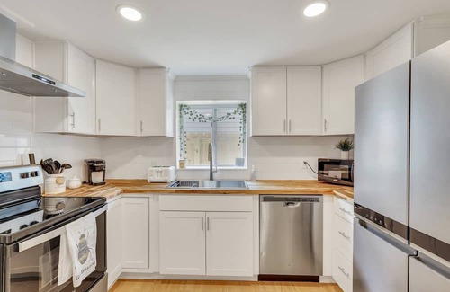 Eastside House | Stunning Bungalow with High-End Finishes, Spacious Yard by Lucky Savannah