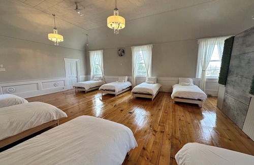 Vittoria House | Brand New Listing! Perfect for groups - close to beaches, wineries, restaurants