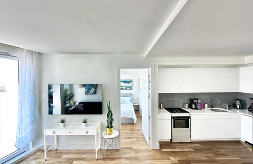 Greenpoint Apartment | 1 Large Bedroom - Massive Private Terrace - Luxury Building - Greenpoint