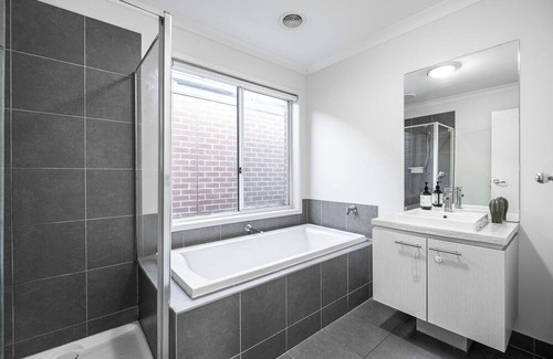Truganina House | This house is a 3 bedroom(s), 2 bathrooms, located in Truganina, VIC.