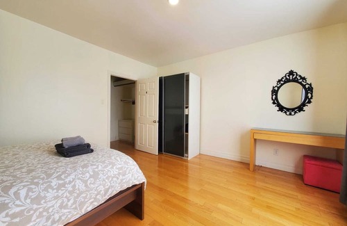 Trinity - Bellwoods Apartment | Downtown Toronto 3 bedrooms unit walk to trinity bellwood park
