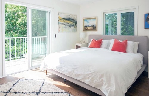 Shawnigan Lake House | Charming 5BR Farmhouse, 5 min Walk to Shawnigan Lake!