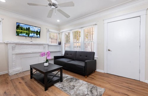 Vernon Apartment | Spacious 1 Bedroom in LA Sleeps 4