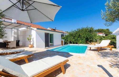 Dracevica House | Serene Retreat with private Pool on Brac Island
