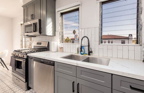 La Brea House | Luxury Spacious 4BD Duplex Upper Unit BeverlyGrove