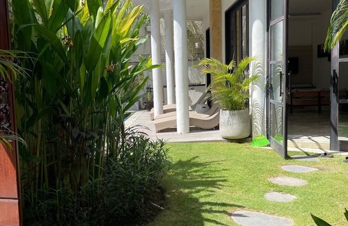 Batubelig Villa | Beautiful Langikula Villa in Central Seminyak Bali Sleeps 10