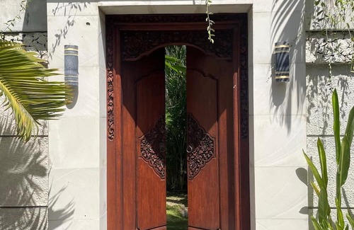 Batubelig Villa | Beautiful Langikula Villa in Central Seminyak Bali Sleeps 10