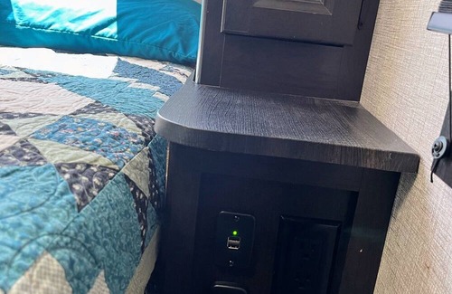 Farson House | Very comfortable 32 foot camper with 1 slide out. Gateway to the West. Pet/Kids