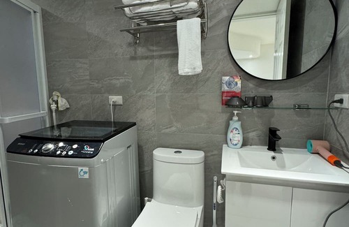 Zhongzheng Apartment | Right Above Metro CKS Memorial Hall, Centeral Getaway 2B