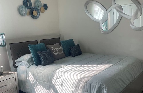 Zephyrhills House | A new modern home in a quiet gated community.