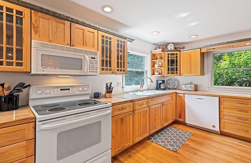 Mountain Springs House | Smoky Mountains, 3K ft. elevation, Hot Tub, 5 acres trails, game room for kids