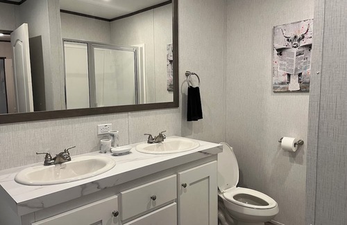 Central City House | Cozy, Peaceful New 3/2 Motor Home Gated Near Expwy.