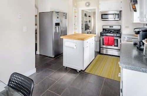 Milford Apartment | Finished Attic Space-Minutes to Hiking in Milford!