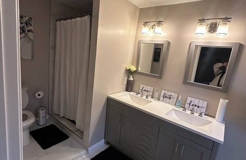 Sylvan Hills House | Cozy chill spot 3 bedroom house 2 full bath . In the heart of the city.