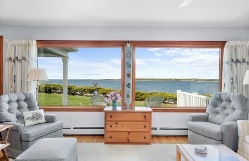 Silver Beach House | Waterfront in Nyes Neck
