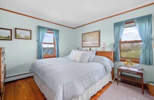 Silver Beach House | Waterfront in Nyes Neck