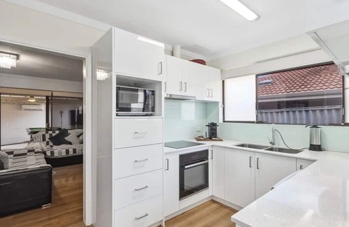 Dianella House | YoucomeAu Youth hostel comfortable two-story building with a swimming pool.