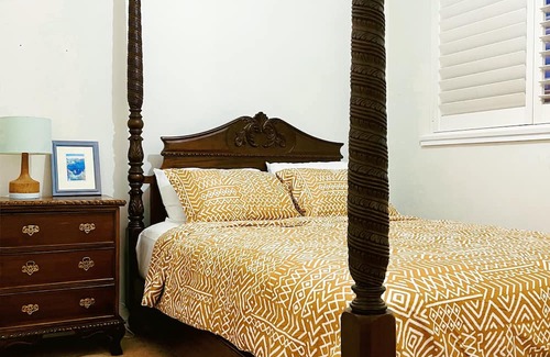 Dianella House | YoucomeAu Youth hostel comfortable two-story building with a swimming pool.