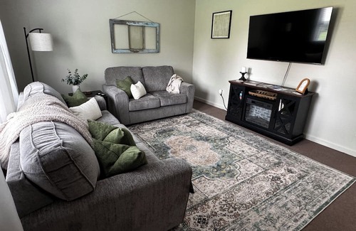 Henderson Apartment | Forget your worries in this spacious, updated and serene space.