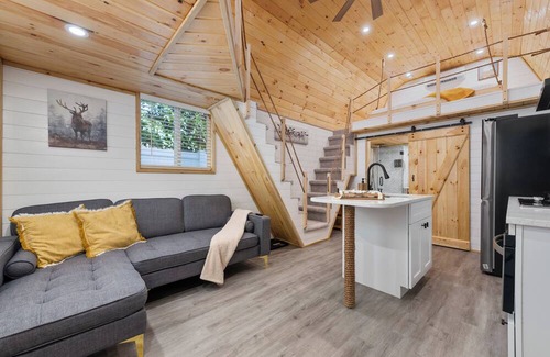Azalea Park House | The Moose Cabin, Luxury Stay