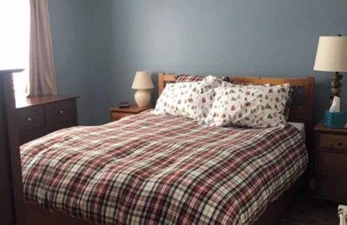Eagle River Cottage | Rest & Recharge at this Cozy Cottage on the Eagle River Chain