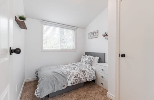 Rockwood House | Entire cozy 4 bedrooms house. Short driving distance to Guelph/Acton/Erin/Elora.