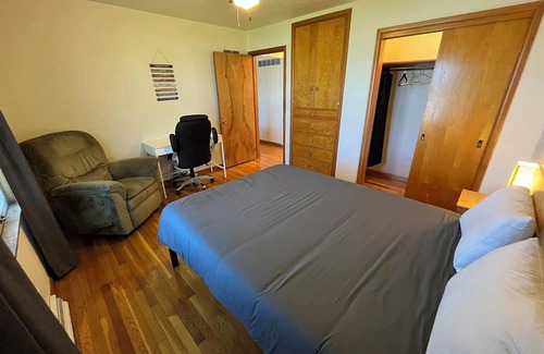 Champaign House | Comfy 2 br w/ 1-car garage off I-74, 5 Min to UofI