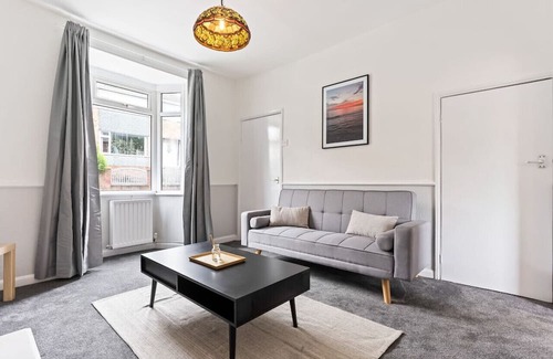 Loftus House | Welcoming House - Sleeps 5 - Free Parking & WiFi