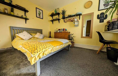 Newhaven House | Cosy Double Bedroom TV, microwave and breakfast of cereal & toast, tea & coffee