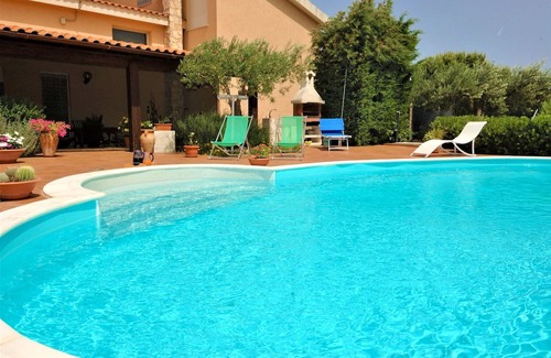 Mockarta Villa | Beautiful private villa for 7 guests with WIFI, private pool, A/C, TV and parking