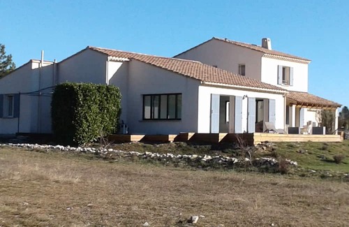 Aurel Apartment | Gite Spacieux 4 Personnes, Vaucluse. Acces Privatisé à une Piscine Interieure