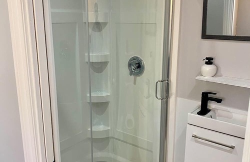 Halifax Apartment | Cozy 1BR Guest Suite w Hot tub (Halifax)