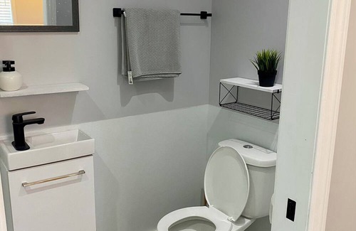 Halifax Apartment | Cozy 1BR Guest Suite w Hot tub (Halifax)