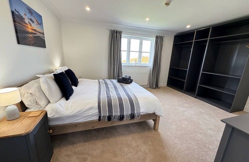 Newport House | Amazing sea views. Fully refurbished. Sleeps 6. Dog friendly.