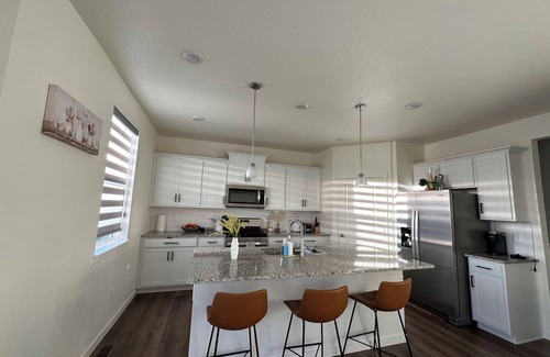 Commerce City House | Cozy Room 10 mins to DIA airport - Shared Place