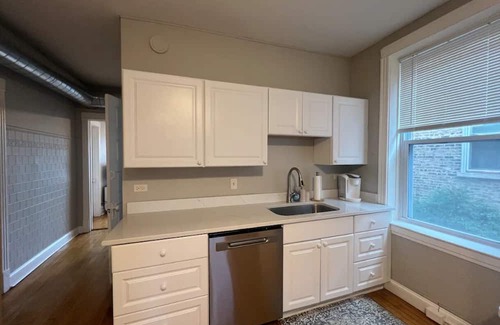 Bucktown Apartment | Cute and Charming Bucktown 2 bedroom! Great Location!