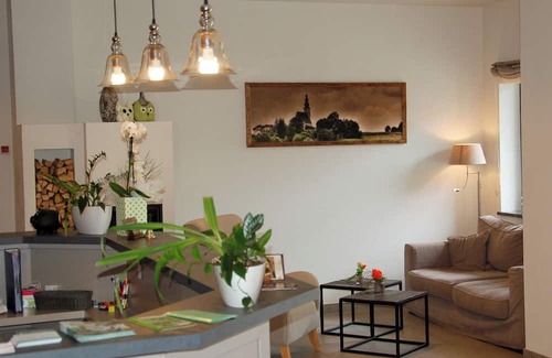 Fridolfing Apartment | Gemütliches Dreibettzimmer mit Dusche/wc, Minibar und Balkon