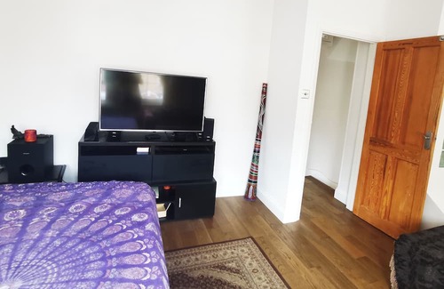 Enfield Apartment | Large clean double room in a modern quiet house close to train station&bus stop