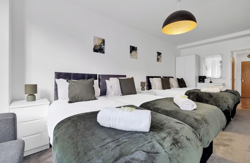 Bordesley Apartment | Serenity Suite SLEEPS 6 FREE PARKING, Pool Table and Netflix - ELYSIUM STAYS