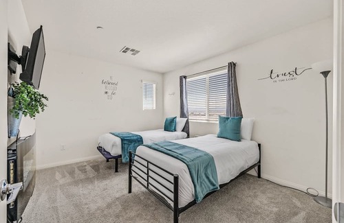 North Las Vegas House | New! 3BR Vegas Townhouse, sleeps 6, w Pool Access