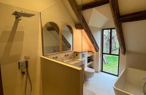 Neung-sur-Beuvron House | Superbe Propriété, 10 Couchages, 6 Chambres, Piscine, vue sur Étang