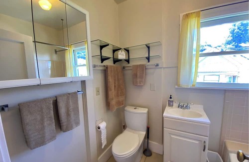 Berkeley Hills House | Beautiful furnished one bedroom apartment in North Berkeley