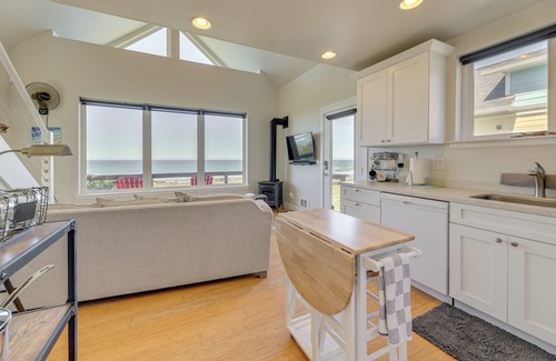 Oregon Coast Cottage | Oceanfront Yachats Cottage w/ View & Beach Access!