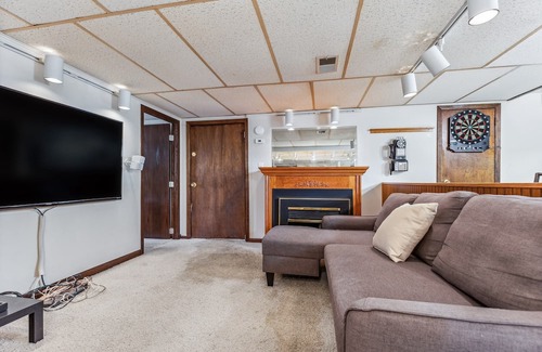 Crystal Apartment | Cozy 1BR Basement, Near Hospital with Free Parking