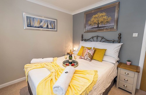 St Leonards Apartment | Spacious garden apartment, sleeps 3 w/ parking