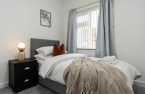 Bamber Bridge House | Serenity - 3 bedrooms, FREE WiFi & Parking