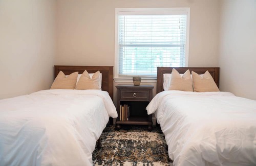 Charlotte Cabin | Clean and cozy cabin near Uptown! Sleeps up to 12