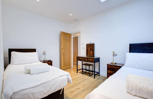 Brentwood House | Spacious Bedroom Ensuite with 2 Single Beds