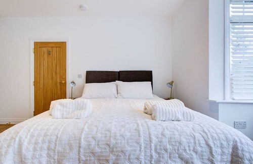 Brentwood House | Spacious Bedroom Ensuite in Brentwood Free Parking
